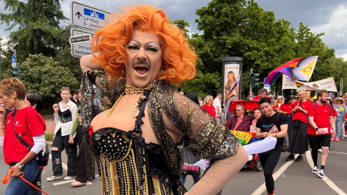 Eine Dragqueen posiert auf dem CSD in Düsseldorf