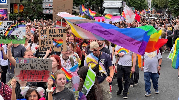Demonstrationszug zum CSD auf der Kö in Düsseldorf