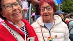 Die beiden Damen Marlis und Ursula mit Regenbogen-Ansteckern an der Jacke