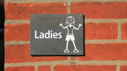 Ein Schild weist auf eine Damentoilette hin