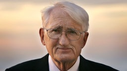 Portätaufnahme älterer Mann mit Brille