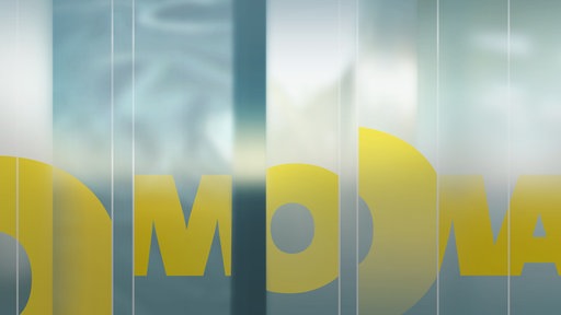 Blauer Hintergrund mit gelber Schrift: MOMA