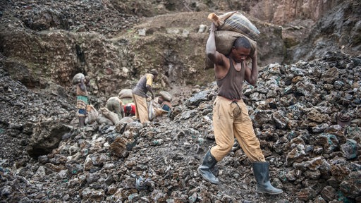 Ein Arbeiter trägt Erz in der Kupfer- und Kobaltmine von Kamatanga