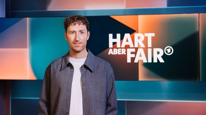 Louis Klamroth vor hartaberfair-Logo