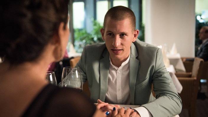 Lindenstraße-Folge 1696 Der Mann im Aufzug
