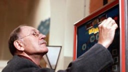 "Alter schützt vor Torheit nicht." Der Spielautomat zieht Hubert schnell in seinen Bann.