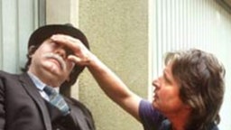Andy (Jo Bolling) muss feststellen, dass Jaruslavs lang ersehnte Reise nicht nach Polen, sondern ins Jenseits geht.