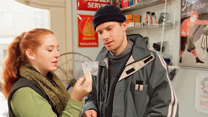 Au backe: Iffi (Rebecca Siemoneit-Barum) und Heiko (Tilmar Kuhn) begutachten die Spezial-Zutat für das folgende Plätzchenbacken