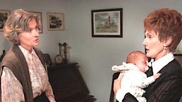 Auch über die Pflege der kleinen Paula geraten sich Wanda und Rosi in die Haare.