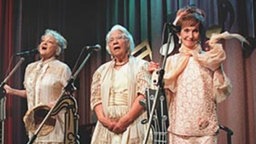 Auf der "Akropolis"-Bühne: Die "Lindenstraße-Sisters" Hilde (Giselle Vesco), Frau Birkhahn und Rosi unterhalten die Gäste an Silvester 2000.