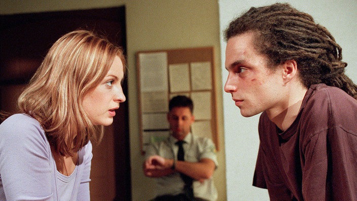 Auge in Auge, Hand in Hand: Liebe, die durch Mauern geht. Maria (Nora Marie Horstkotte) und Momo (Moritz Zielke)