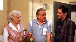 Ausgedient: Phil Seegers (Marcus Off, rechts) erklärt Else und Egon für "überflüssig".