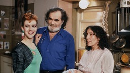 Beate steht mit Elena und Panaiotis im "Akropolis"