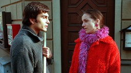 Beate steht mit Vasily vor dem "Akropolis"
