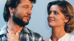 Benno und Gabi schauen sich verliebt an