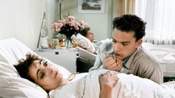 Benny sitzt an Claudias Krankenbett