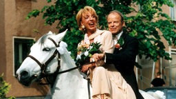 Berta und Hajo sitzen auf einem Pferd