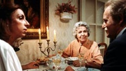 Bertas Mutter Lydia Nolte (Tilli Breidenbach, Mitte) nimmt Gottlieb erstmal "ins Gericht".