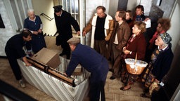 Bewohner des Hauses im Treppenhaus