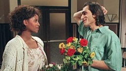 Blumen sagen mehr als Worte. Vor allem aber Vasilys (Hermes Hodolides) Blicke sprechen Bände.
