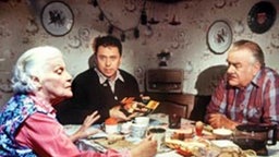 Braver Sohn? Mit fast 40 kehrt Olaf (Franz Rampelmann, Mitte) zu seinen Eltern Else (Annemarie Wendl) und Egon (Wolfgang Grönebaum) zurück.