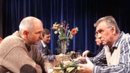 Bruno Skabowski (Heinz Marecek, rechts) klärt den unwissenden Stephan über Gabis Situation auf.