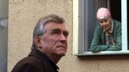 Bruno Skabowski (Heinz Marecek) wird schnell in der Lindenstraße bekannt. (rechts: Annemarie Wendl)