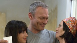 Christian, Urszula und Irina prosten sich mit Pappbecher zu
