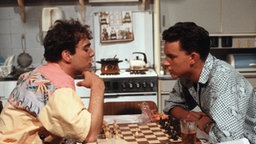 Christoph und Benny spielen Schach