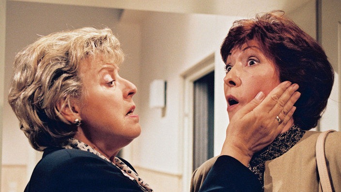 Das Ende zarter Hände: Helga (Marie-Luise Marjan, links) hat genug von Marlenes (Renate Koehler) Beleidigungen und schlägt zu.