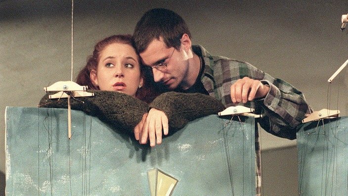 Das Premierenfieber steigt - doch Iffi (Rebecca Siemoneit-Berum) verspürt immer weniger Lust, die Puppen tanzen zu lassen. Heiko (Tilmar Kuhn) versucht sie aufzubauen.
