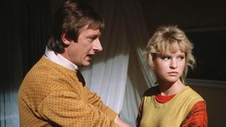 Der Gedanke an einen Jungfräulichkeitstest behagt Tanja (Sybille Waury) gar nicht! Franz (Raimund Gensel) versucht ihr gut zuzureden.