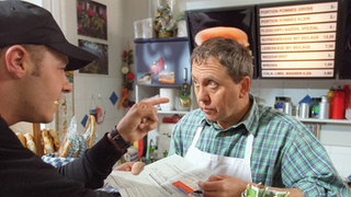 Der Kleinkriminelle Klatt (Willi Herren, links) hilft dem Kleinkrämer Kling (Franz Rampelmann) bei einem krummen Ding.