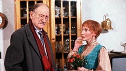 Die Beichte des spielsüchtigen Hubert stößt bei Rosi auf blankes Entsetzen und gutmütiges Handeln.