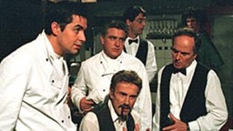 Die Belegschaft des Casarotti überlegt, wie sie der Tyrannei der Mafia entgehen können (v.l.: Marco di Marco, Moreno Perna, Sigo Lorfeo, Guido Gagliardi, Fabio Sarno).