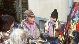 Die Flüchtlingskinder Ivo (Sascha Emelin, rechts) und Milena (Galia Emelin, links) besuchen Else, die sich als Malerin versucht.