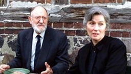 Die trauernde Wanda mit Hubert beim Leichenschmaus für ihren Jaruslav.