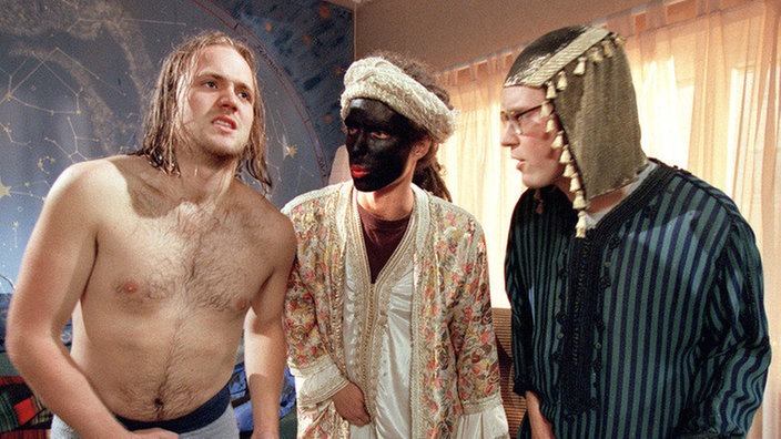 Eigentlich wollten Klaus (Moritz A. Sachs, links), Philipp (Philipp Neubauer, rechts) und Momo (Moritz Zielke) zur Dreikönigs-Fete gehen. Anscheinend aber hat Klaus ungebetene "Untermieter" eingeschleppt.