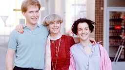 Elisabeth, Carsten und Beate stehen auf der "Lindenstraße"