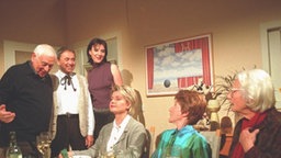 Elisabeth, Rosi und Gabi sitzen am Esstisch