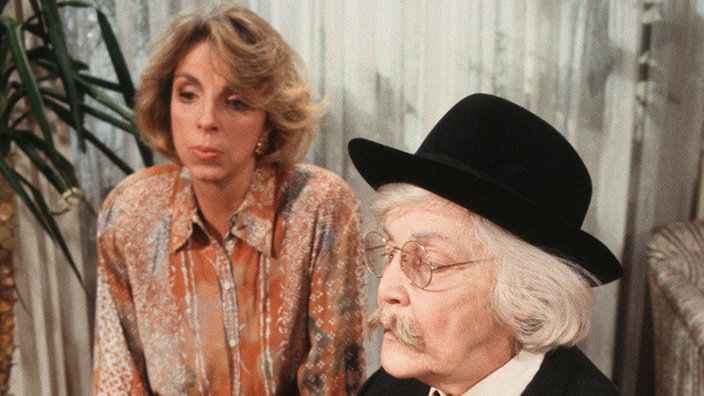 Else alias "Albert Einstein" (Annemarie Wendl, rechts) nimmt bei Berta (Ute Mora) KLavierunterricht.
