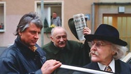 Elses Plan scheint aufzugehen: Weder Andy Zenker (Jo Bolling, links) noch Wittich erkennen sie.