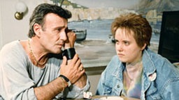 Enrico erzählt Valerie (Nadine Spruß) von seiner Vergangenheit.