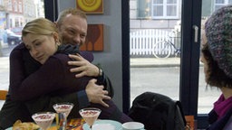 Franziska und Christian umarmen sich