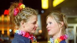 Franziska und Tanja stehen auf der "Lindenstraße"