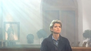 Gabi (Andrea Spatzek) hat sich in eine Kirche zurück gezogen. Hier versucht sie die schreckliche Wahrheit zu verarbeiten, die ihr Angela anvertraut hat.