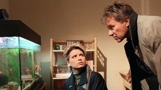 Gabi (Andrea Spatzek) ist betrübt. Herr George (Wolfgang Berger) versucht , zu erklären: Nach der Zwangsrenovierung der Zenker-Wohnung musste die Besatzung des Aquariums ausgetauscht werden.