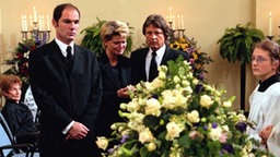 Gabi, Andy und Phil stehen vor Max Sarg