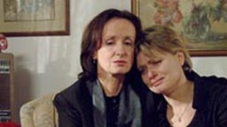 Gabi sucht Halt bei ihrer Cousine Anna (Irene Fischer): Rosis unerwarteter Tod hat sie tief getroffen.