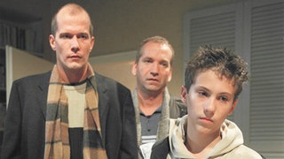 Gedückte Stimmung: Carsten (Georg Uecker, links) und "Käthe" (Claus Vinçon, Mitte) müssen versuchen, Felix (Marc-Oliver Moro) die Angst vor der Zukunft zu nehmen.